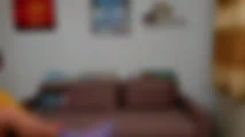 Metto in mostra il culo e le palle in ginocchio sul divano.