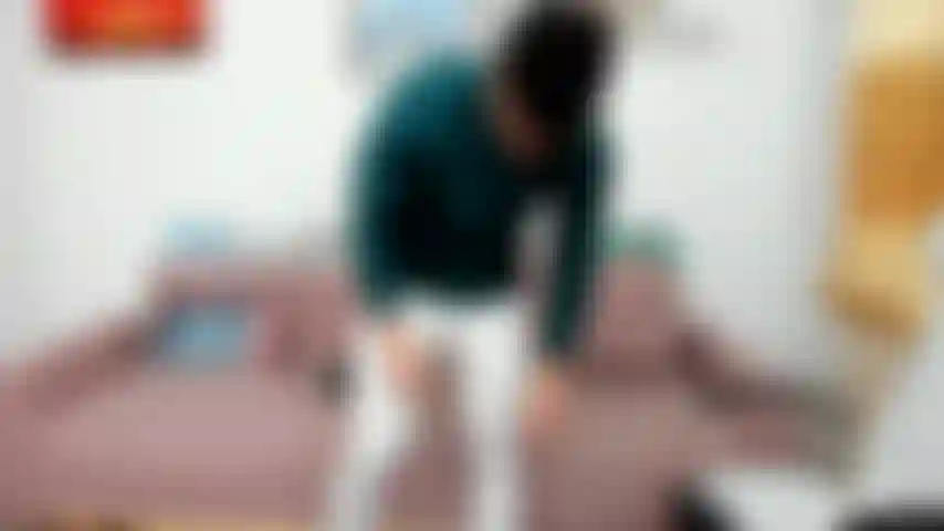 Metto in mostra con il mio paio di leggings nikepro preferiti con una canotta, leccandomi i bicipiti, rivelando le mie ascelle.