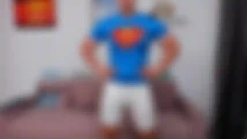 Cosplay di superman, che schiaccia tutto.