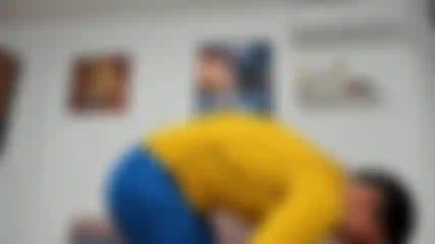 Ho sbattuto accidentalmente il sedere in faccia a qualcuno nello spogliatoio. Pensavo che si sarebbe arrabbiato, ma... Sorpresa :d.