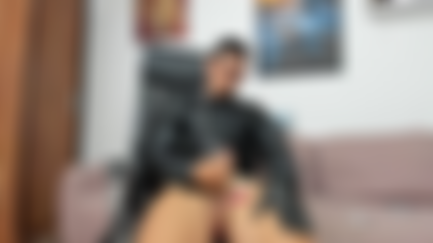 Un'intensa eiaculazione sudata sulla mia giacca di pelle. Ti piace quel feticismo?