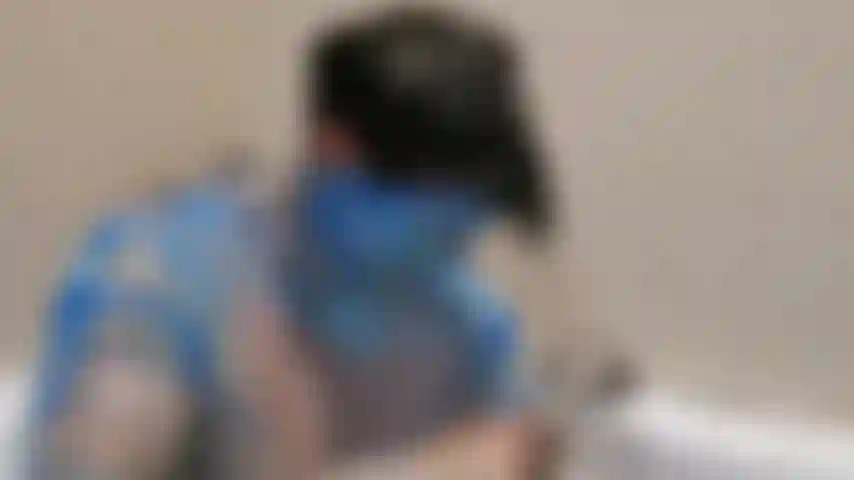 Mi faccio una doccia per lavare via la vernice per il corpo dal mio corpo.