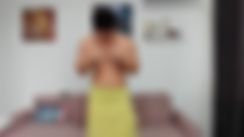 Il culturista di top gun lascia cadere l'asciugamano sul palco e mostra il suo piccolo pene, venendo imbarazzato e umiliato.