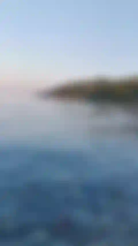 Sei seduto su una spiaggia e appare il tuo super eroe preferito. Cosa fai?