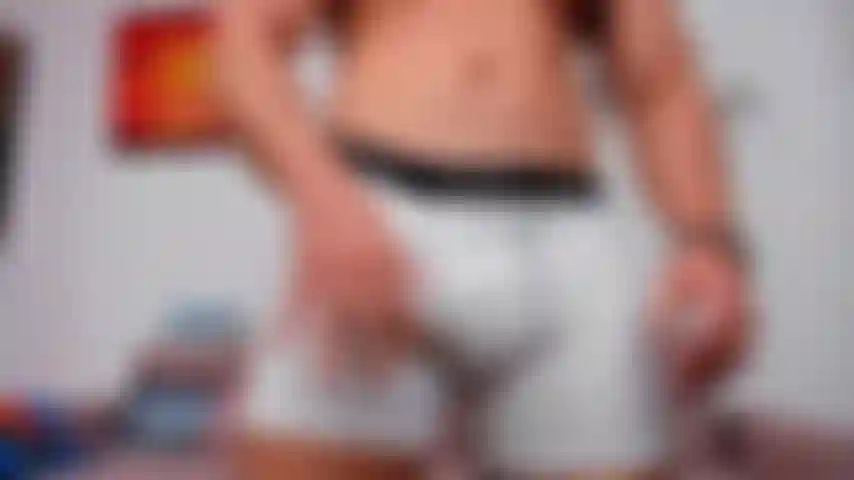 Sto diventando duro con dei pantaloncini attillati bianchi. Grande avviso di rigonfiamento !!!