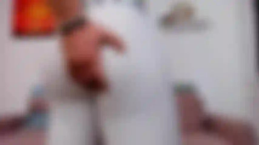 Mostrando il mio culo e il rigonfiamento nei miei pantaloncini a compressione sotto l'armatura mentre ti dico dove annusare.