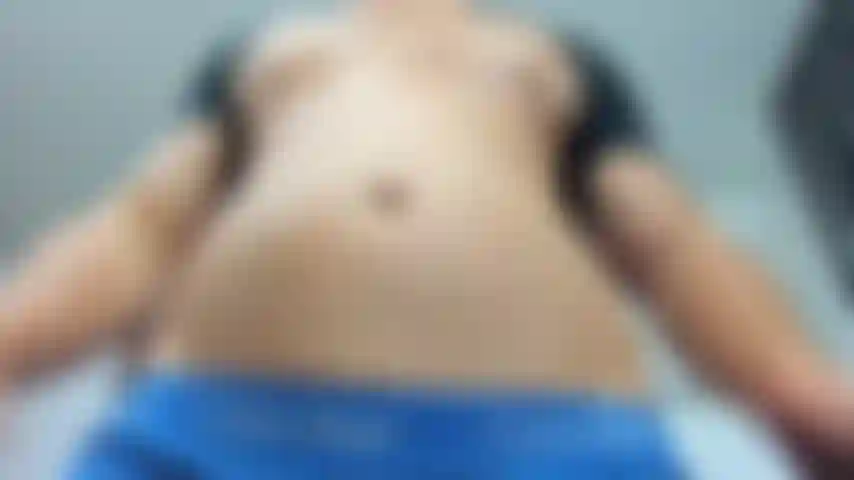 Mi faccio crescere la pancia, la gonfio, ne parlo e la massaggio.