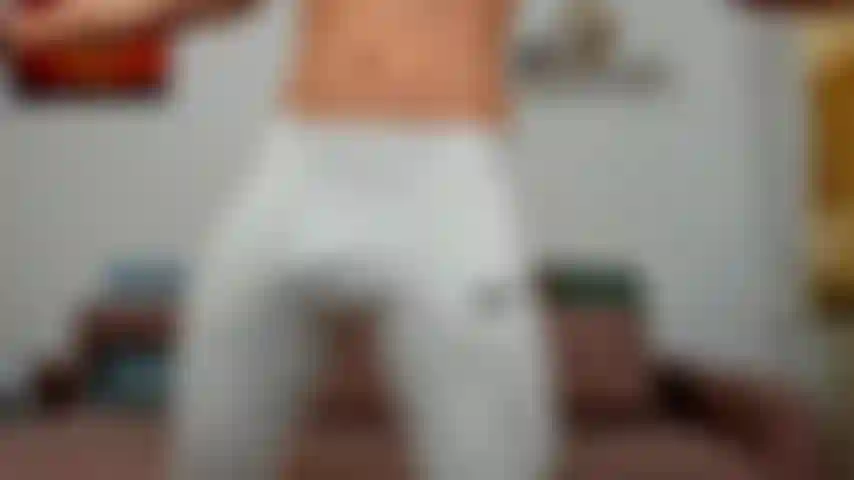 Mi tolgo i leggings e poi mi masturbo e tiro un grosso carico.
