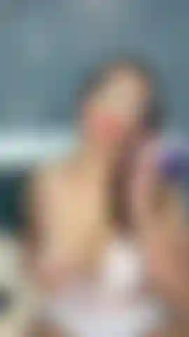 Una milf colombiana cattiva e sgualdrina che si scopa da sola.