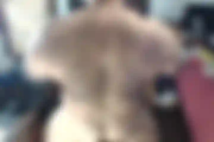 Goditi il ​​lato posteriore di BullMuscleJoe e lui si destreggia con il suo corpo peloso da orso muscoloso per i tuoi piaceri!
