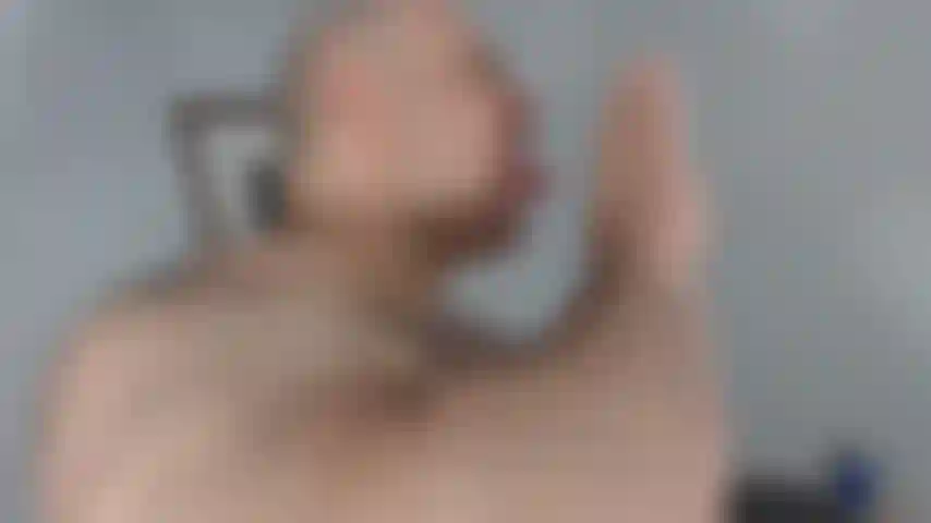 Guarda BullMuscleJoe mostrarti quanto ama l'orale e poi mostra di flettersi per i tuoi piaceri!