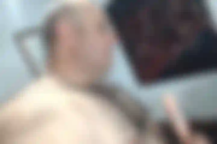 Goditi l'amore di BullMuscleJoe per l'azione orale mentre mostra il suo talento con il suo giocattolo!