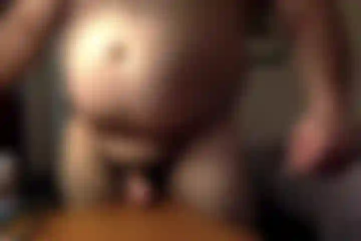 Guarda BullMuscleJoe che si dà da fare alla sua scrivania a casa!