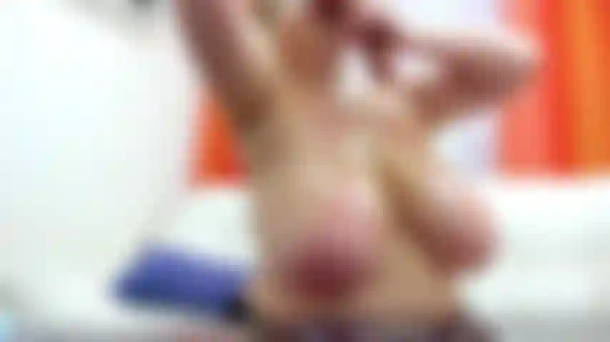 Gola profonda sporca e disordinata su un grosso giocattolo tutto dentro, molta saliva che cola sulle tette pendenti.