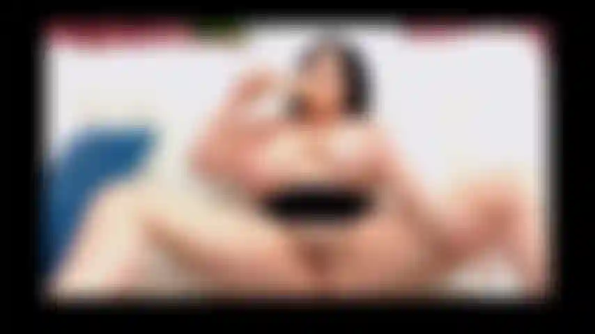 Una gola profonda disordinata che si masturba spruzzandoti in faccia.