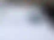 Molta neve intorno alle tette nude.