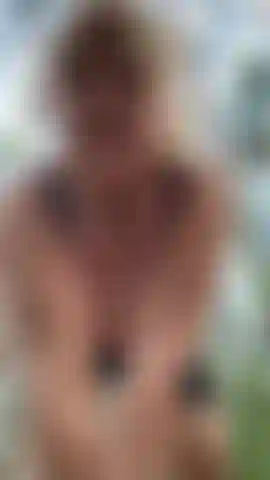 Fuori le tette fuori alla ricerca di ragazzi in giro :).