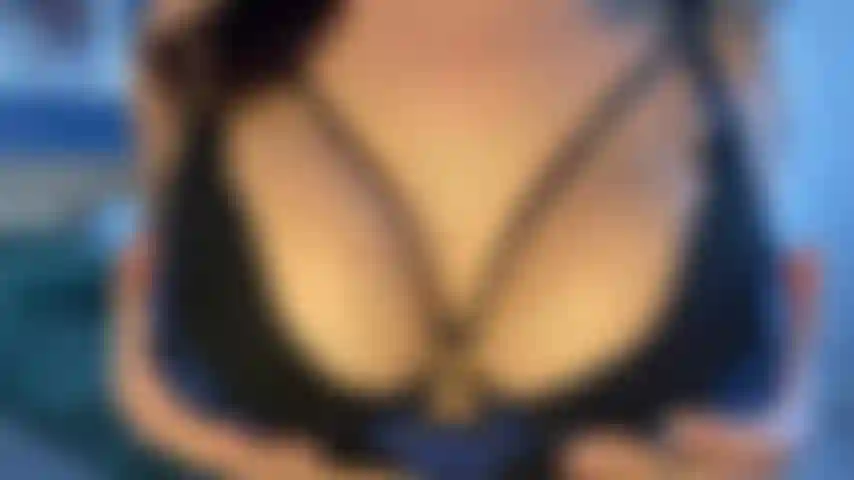 Con grandi tette ondeggianti.