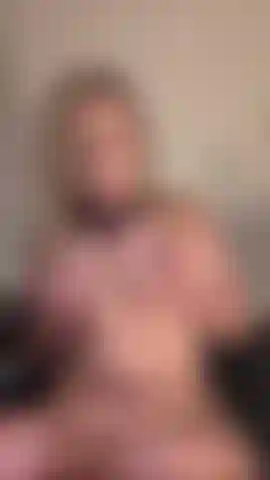 Spalanco quella figa sul divano, mi scopo con il dildo finché non sono bagnata fradicia e squirt.