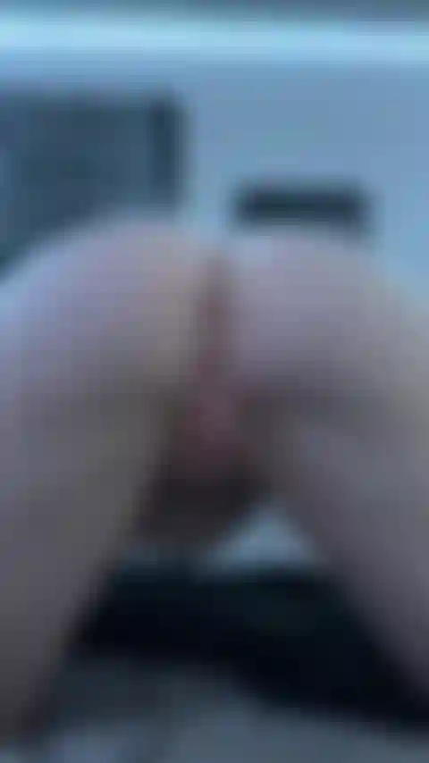 Il mio grosso culo rimbalza sul dildo.