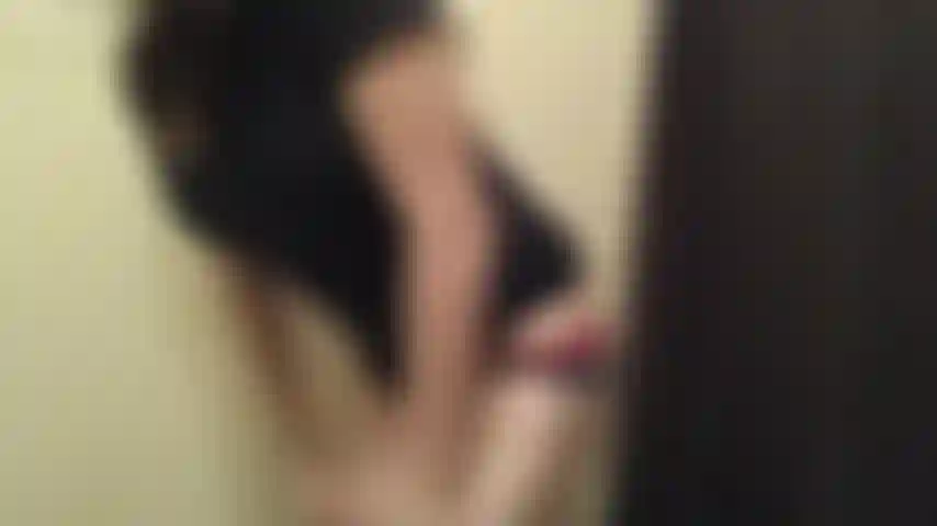 Ho trovato un vecchio video in cui mi diteggiavo nel bagno di un mio amico.