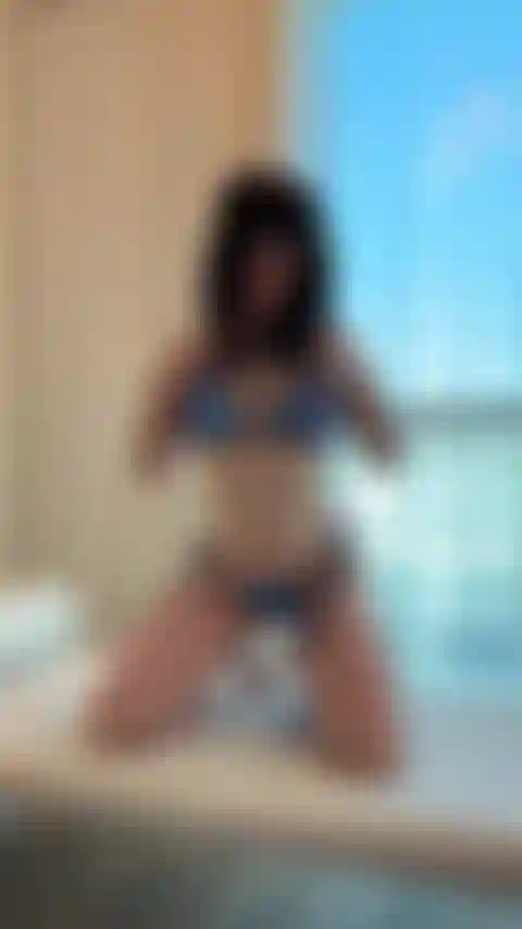 Mi sto togliendo il bikini.