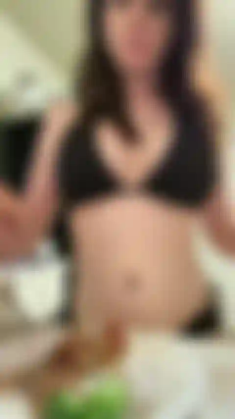 Mi spoglio con disinvoltura mentre pranzo.