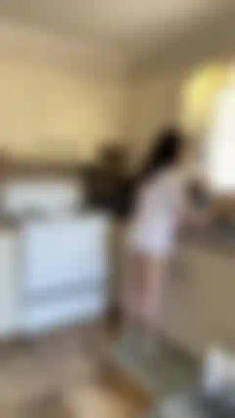 Spiami mentre svolgo le mie faccende.