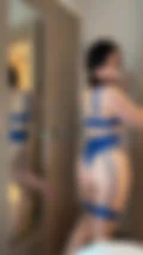 Scopo lo specchio con la mia lingerie blu.