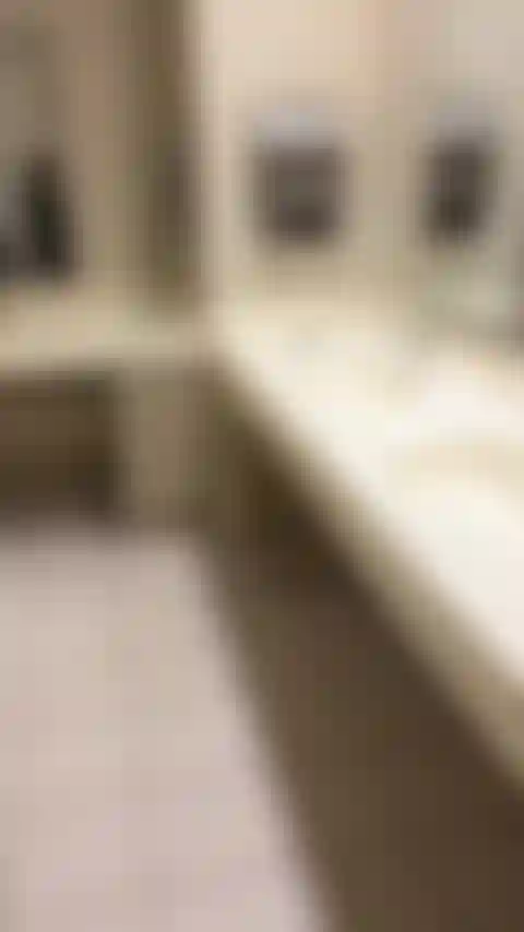 Mi piace mostrare le mie tette nei bagni pubblici ððââï.