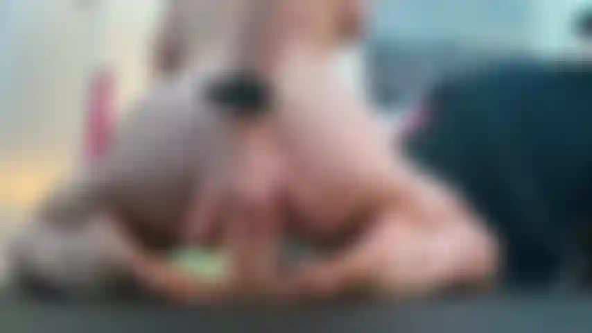 Con vista sul culo e con un vibratore.