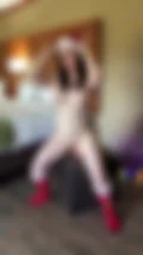 Cavalco e twerk sul mio dildo.