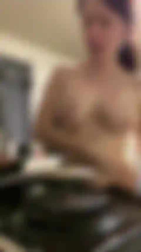 Divago nuda mentre cucino.