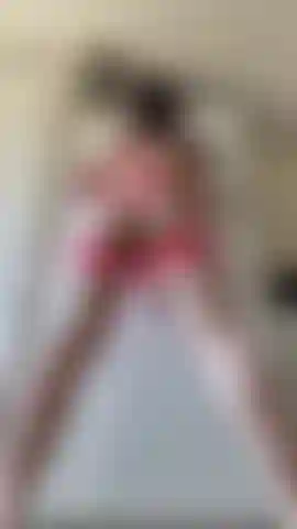 Che infilo il mio enorme dildo sul frigorifero.