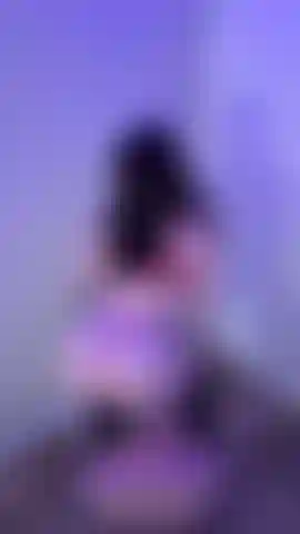 Che fa twerking e scopa il mio giocattolo per il torso sulla mia sedia di vetro.