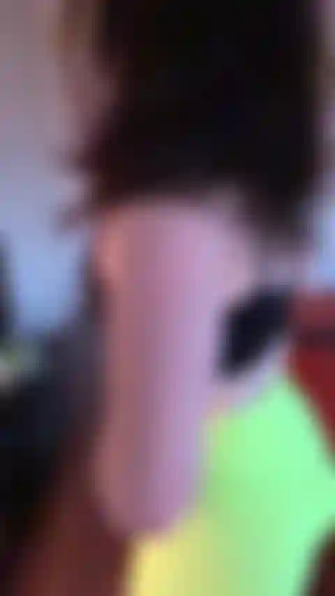 Mi allontano al rallentatore e torno indietro di corsa.