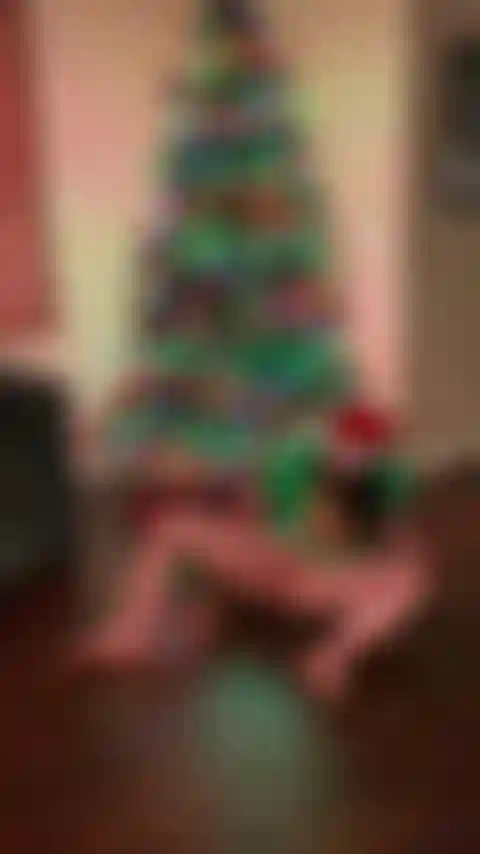 Faccio la cattiva sotto l'albero.