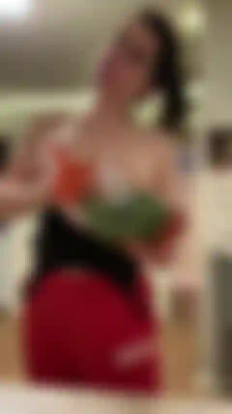 Mangio solo spinaci, in topless.