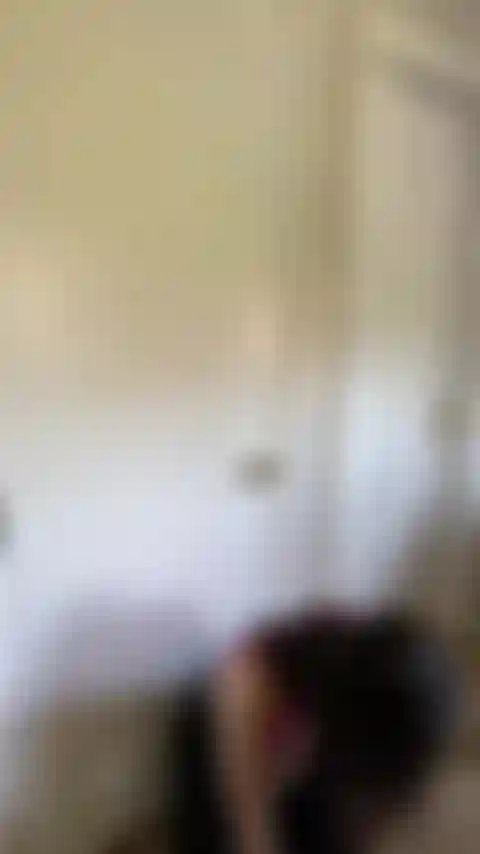 Una ragazza nuda imbarazzata.