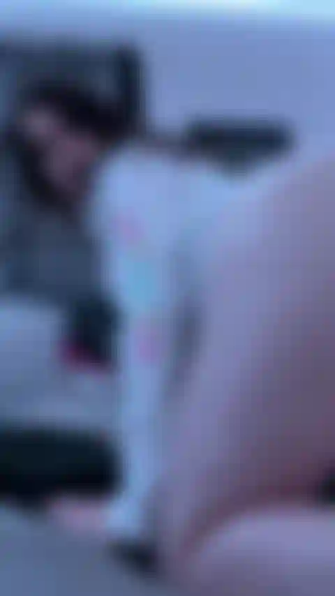 Vengo da dietro con il mio stimolatore del clitoride.