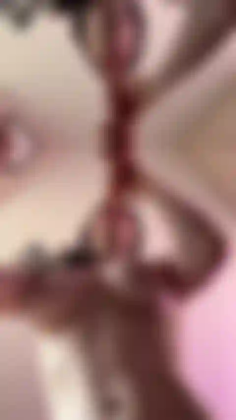 Non mentirò, guardarmi succhiare il cazzo mi eccita.