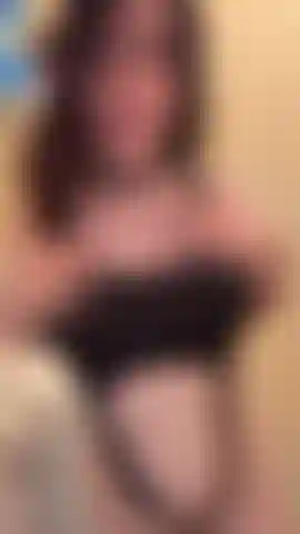 Che gioca con il suo dildo bbc nella lavanderia.