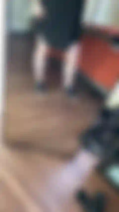 Vestiti in modo stuzzicante.