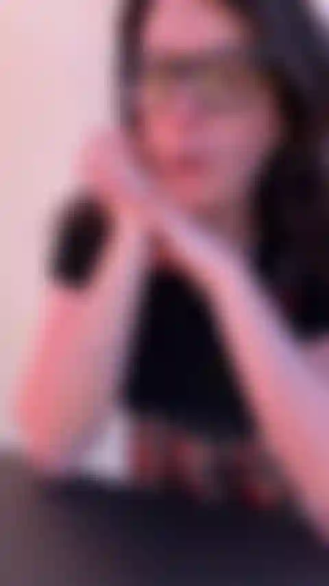 Una studentessa universitaria perversa succhia il cazzo del professore.