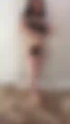 Joi, in lingerie nera.