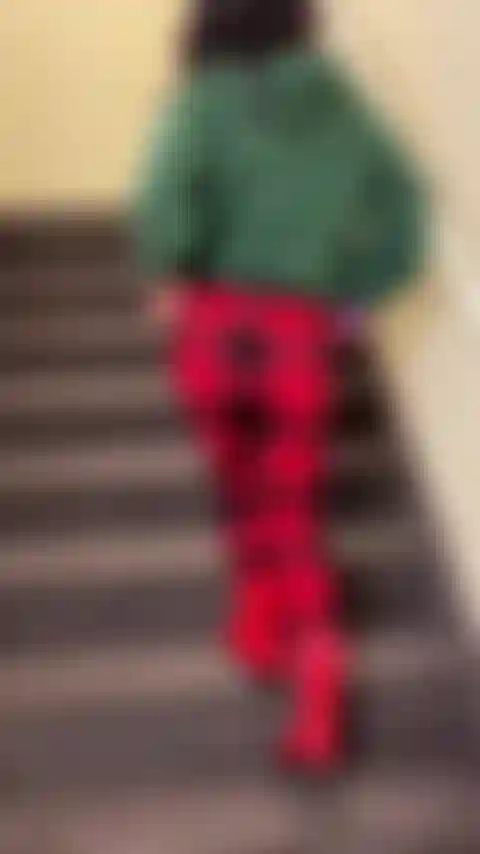 Vuoi salire le scale dietro di me?