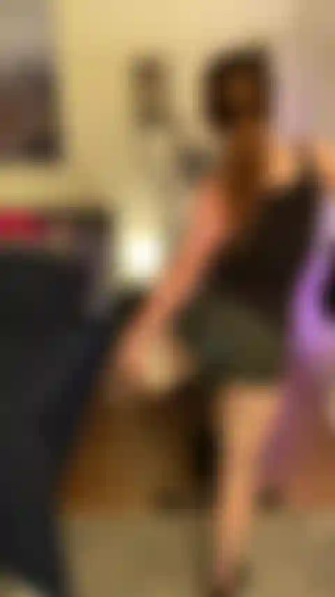 Ellittica, squat, flessioni, yoga.... Tutta nuda.