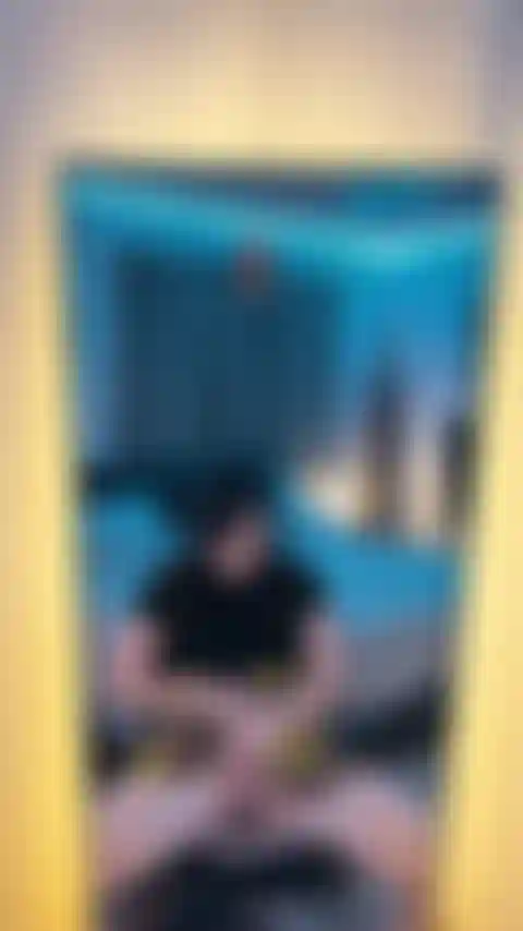 Utilizzo 2 giocattoli davanti allo specchio.