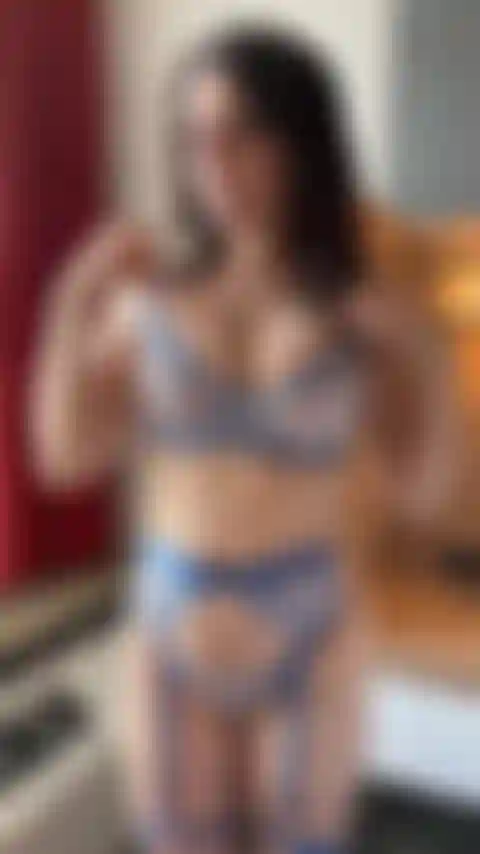 Mostra le mie tette nella mia lingerie blu.