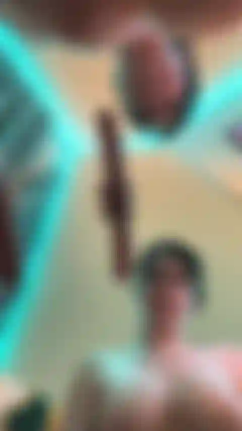 Faccio la gola profonda allo specchio.